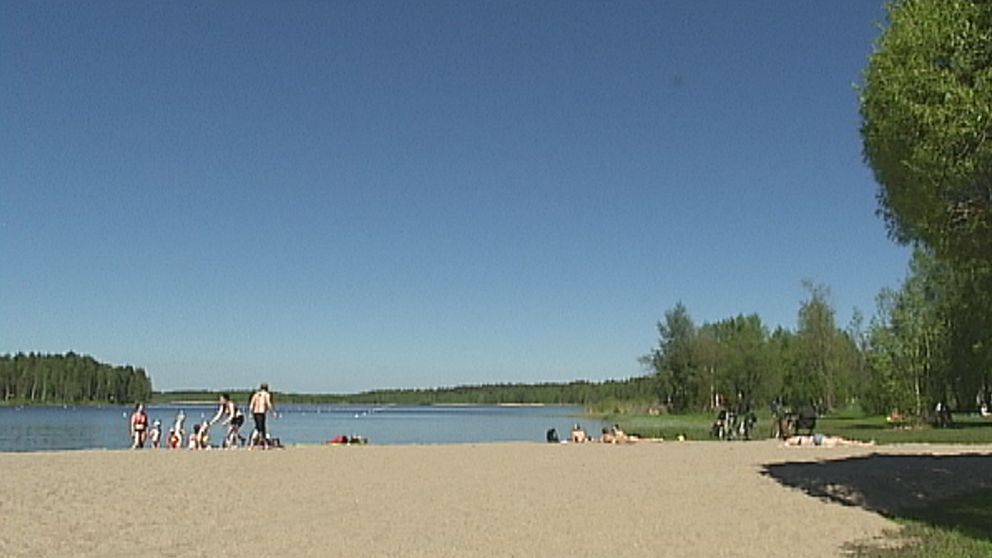 Sol och värme vid Lulsundets badplats i Luleå den 29 maj, men om vattnet var så pass varmt att det blev något dopp är ovisst.