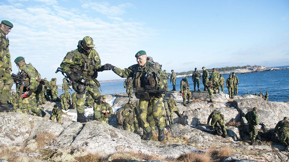 Soldater ur 203:e Amfibieskyttekompaniet övar med sina stridsbåtar i Stockholms skärgård – nu återinförs värnplikt i Sverige.
