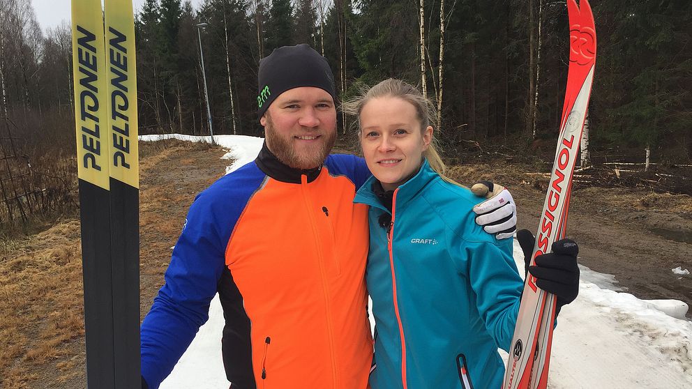 Jenni  Nyrhilä och Samuel Östling från Vislanda laddar för en ny utmaning i vasaloppsspåren – att åka de nio milen mitt i natten.