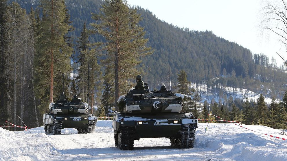 Två Stridsvagn 122 under övning Vintersol 2015.