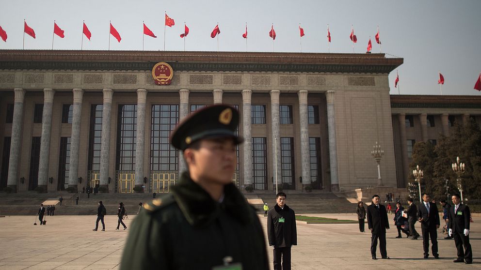 En vakt framför Folkets stora hall i Peking, där folkkongressen hålls.