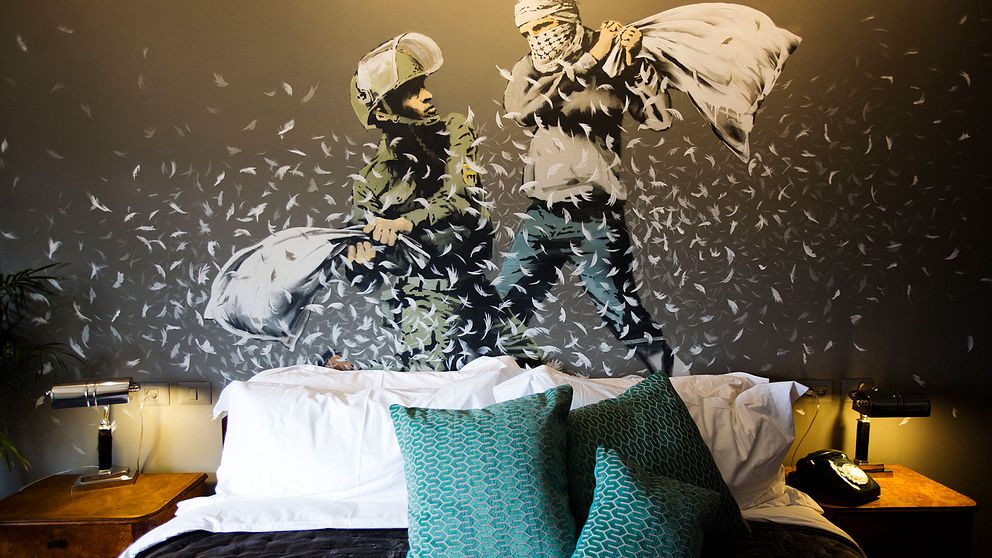 Sju av hotellrummen är skapade av Banksy och inredda med hans konstverk som skildrar Israels ockupation av palestinska områden.