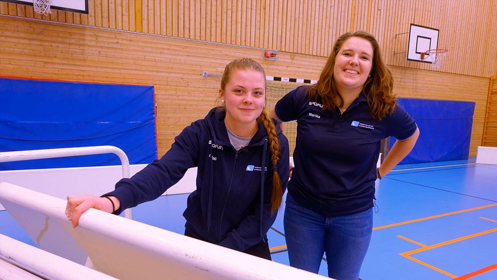Natali Öhlén och Marika Jonasson i idrottshallen i Stöde