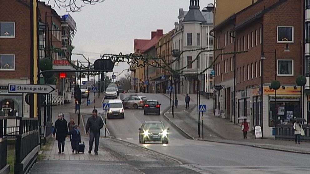 Säffle centrum med trafik och folk i ett grått väder