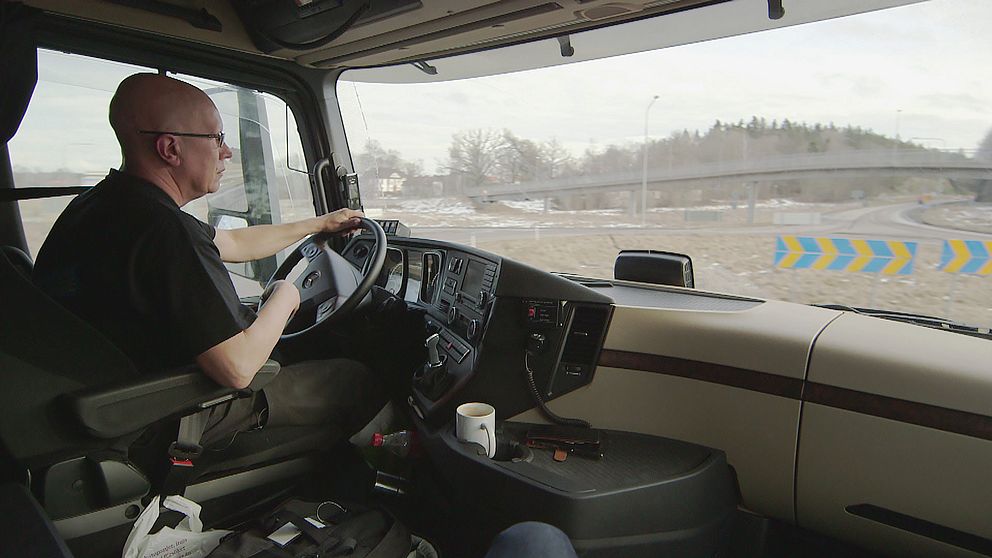 Lastbilsföraren Conny Hård tycker det är bra att det inte blev något regeringsförslag om kilometerskatt.