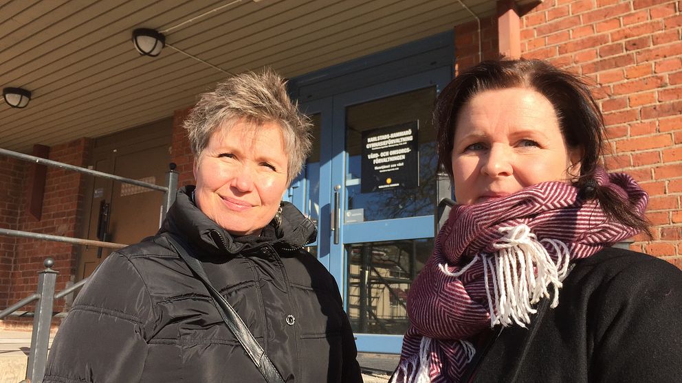 Ia Ojala och Margareta Magnusson utanför gymnasieförvaltningrn innan de lämnar in namnunderskrifterna.