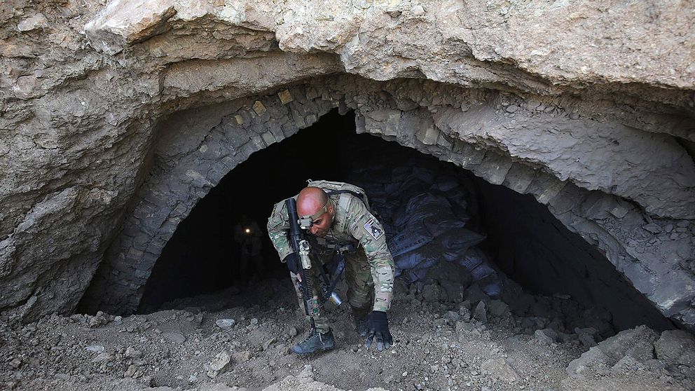 En irakisk soldat inspekterar en av tunnlarna som sägs ha använts som träningsläger för IS elitstyrkor.