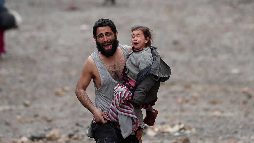 En man och hans dotter i tårar samtidigt som de lyckats lämna de IS-kontrollerade delarna av Mosul.