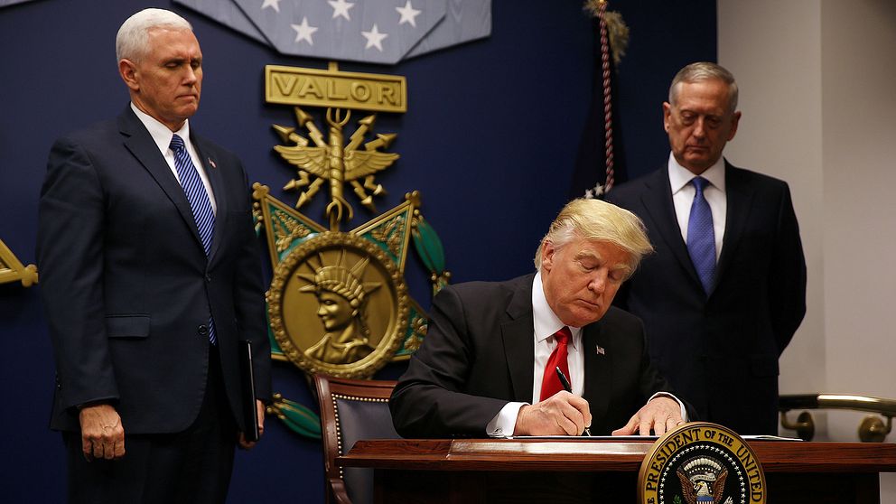 Donald Trump skriver under det nya inreseförbudet.