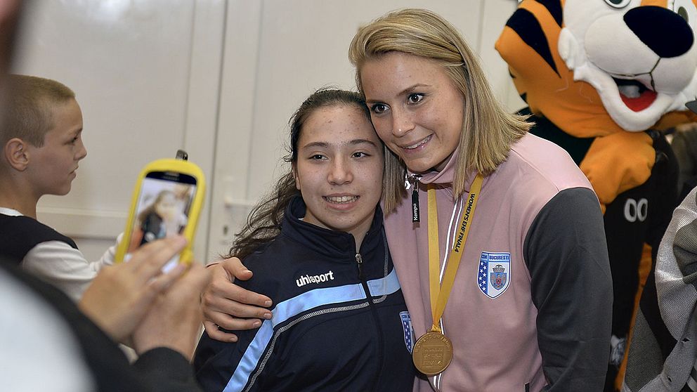 Isabelle Gulldén efter fjolårets Champions League-seger med CSM  Bukarest.