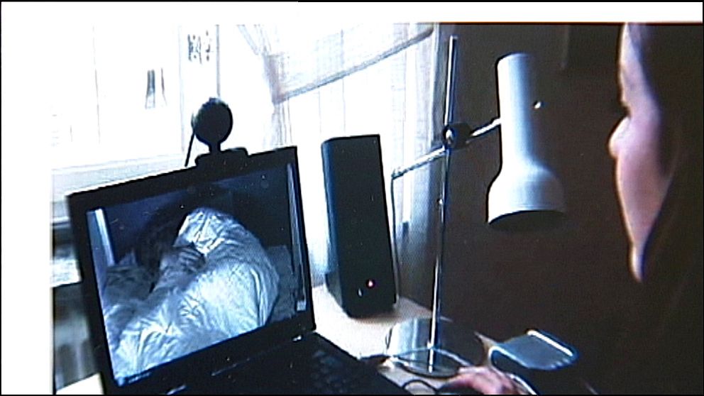 kvinna ser en sovande på datorskärm