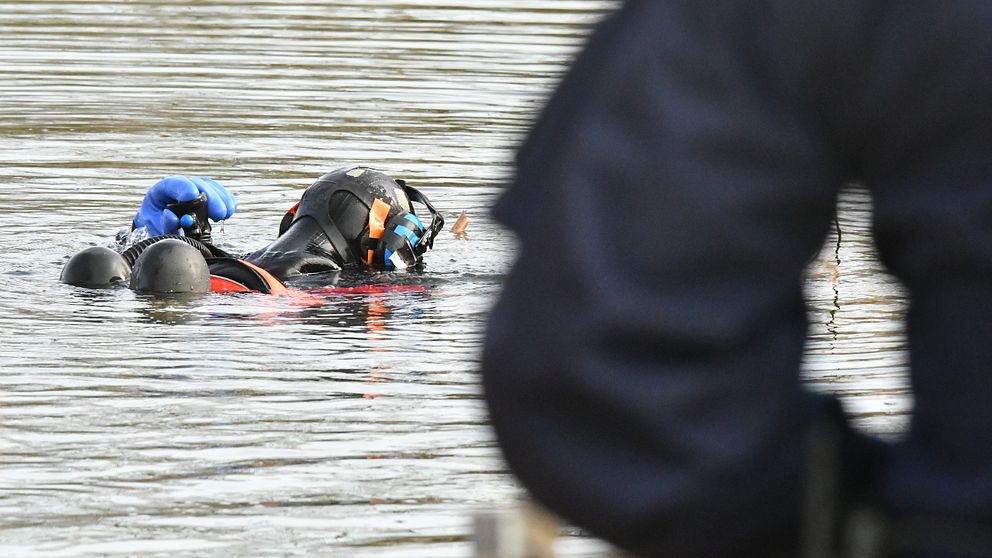 Kustbevakningen genomför dykning i damm i Ögårdsparken i Malmö. Kopplas till mordet på 16-årige Ahmed Obaid.