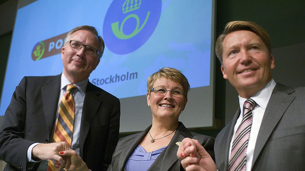 Sveriges dåvarande näringsminister Maud Olofsson med de svenska och danska postcheferna vid sammanslagningen 2008.