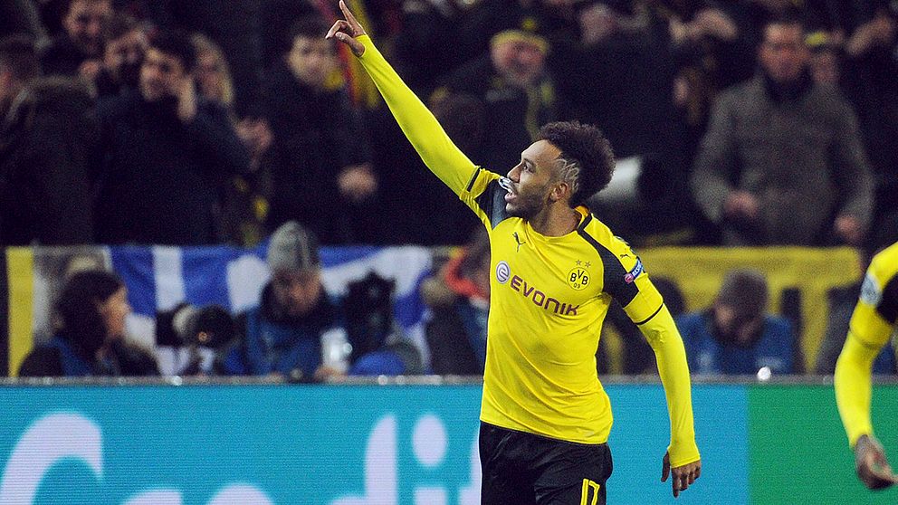 Pierre-Emerick Aubameyang gjorde två mål när Dortmund gick vidare i Champions League efter seger hemma mot Benfica.