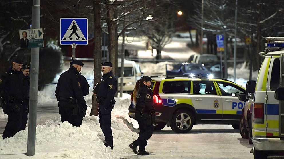 Polisbilar och avspärrningar kring platsen där två personer blivit skjutna i närheten av en grundskola i Kista i nordvästra Stockholm.
