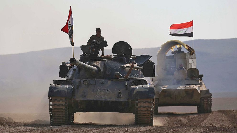 Irakiska stridsvagnar kör in i MOsul.