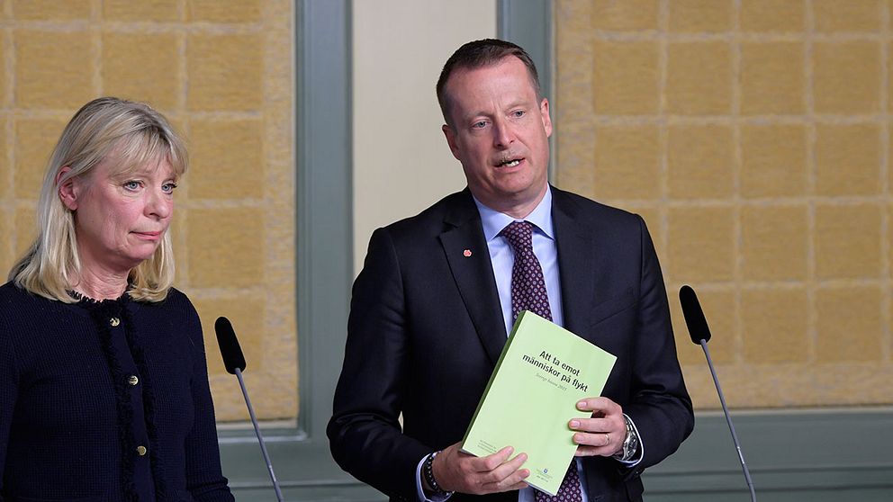 Inrikesminister Anders Ygeman (S) tar emot utredningen Utvärdering av hanteringen av flyktingsituationen i Sverige 2015 av utredaren Gudrun Antemar på torsdagen.