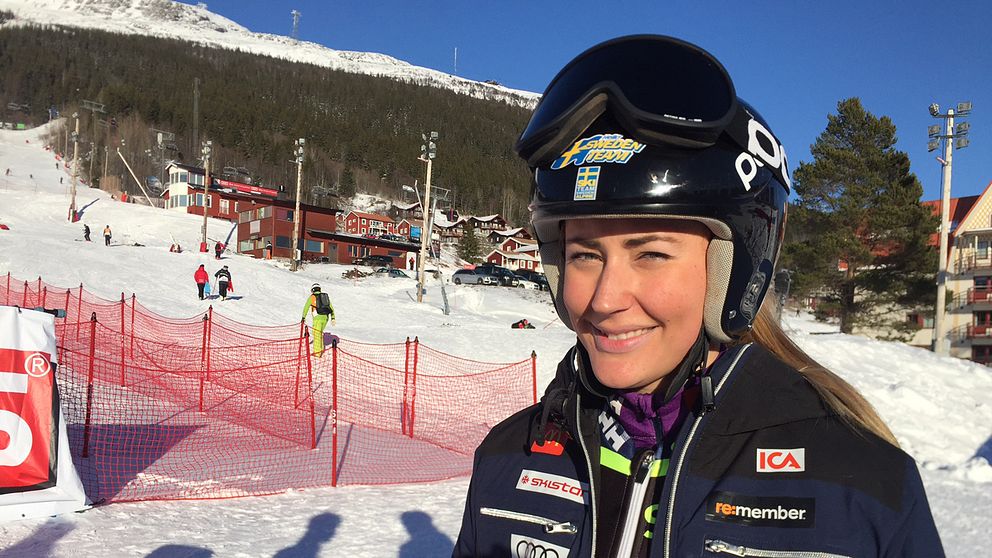 en tjej i alpin skidutrustning vid tävlingsområde