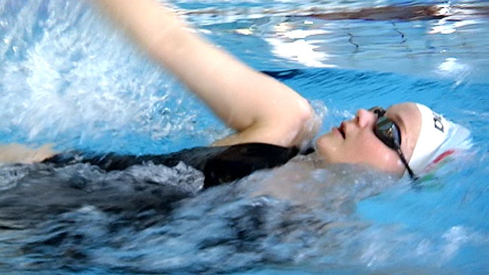 Hon levde med ständig värk i flera år. Till slut fattade para-idrottaren och simmaren Lina Watz (20) från Hammarö det svåra beslutet att amputera höger underben. Nu är hon tillbaka i bassängen.