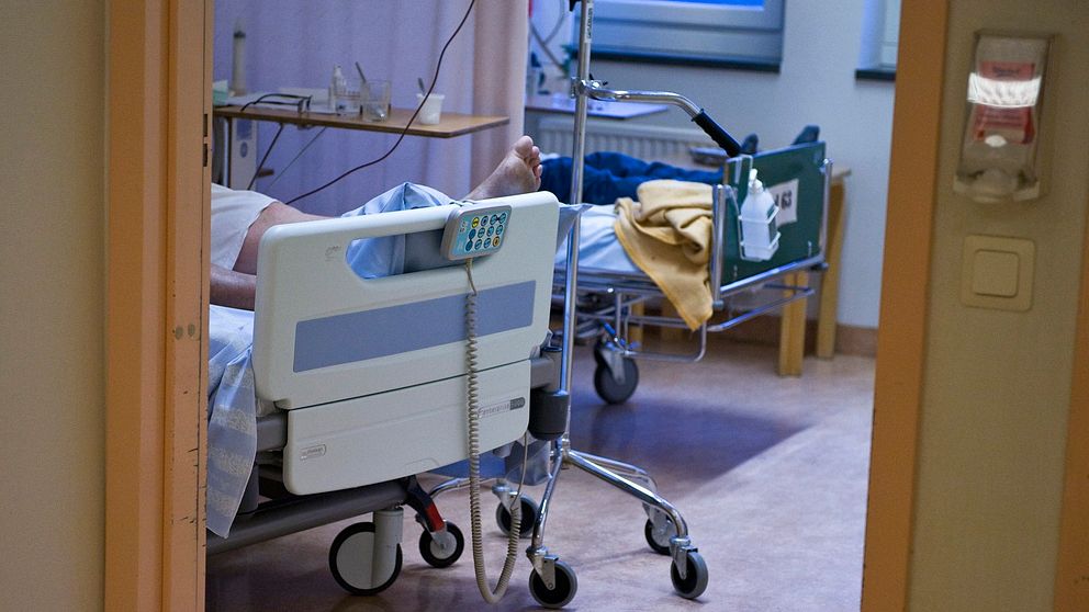 En patient i en säng på en vårdavdelning