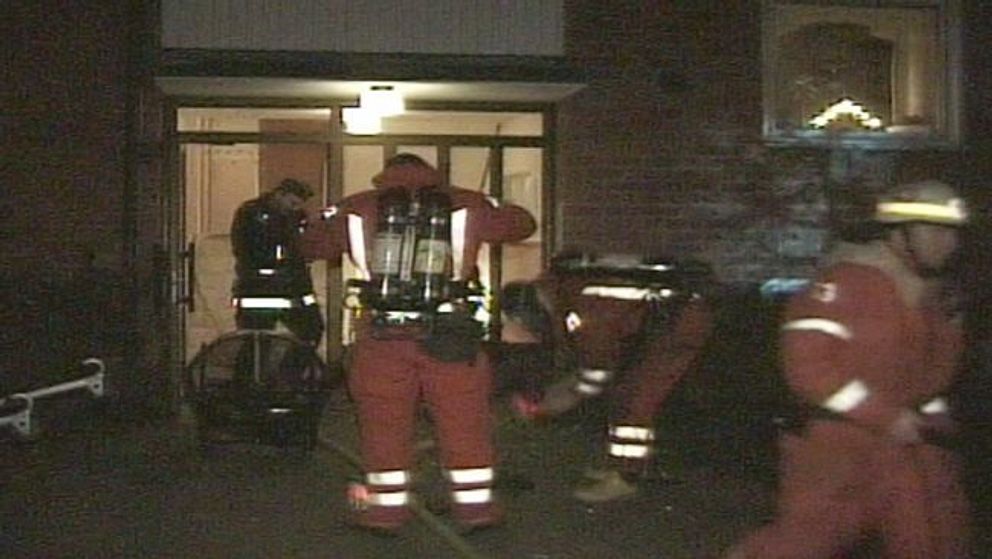 Brandmännen hittade den döda kvinnan sittande lutad mot en dörr.