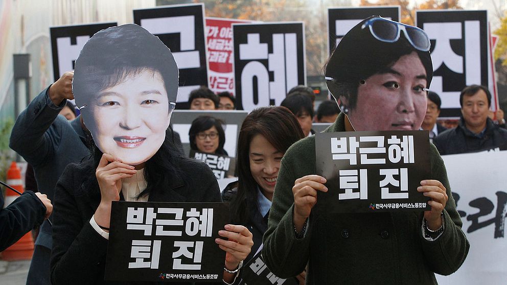 Demonstranter bär masker av kvinnorna i centrum för skandalen: avsatta presidentPark Geun-Hye och hennes vännina och vägledare Choi Soon-Sil