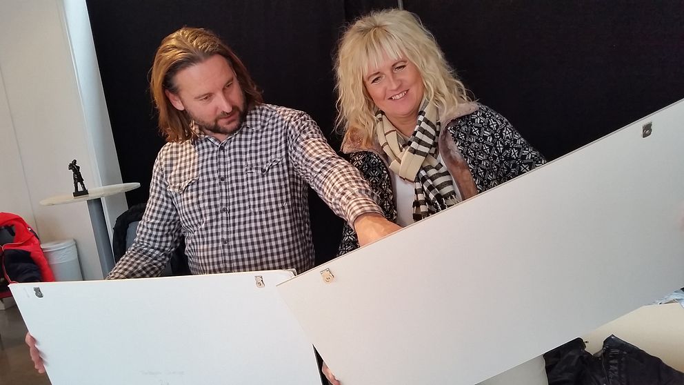 Mia Karlsvärd och Stefan Jerrevång packar upp bilderna som har gått till final.