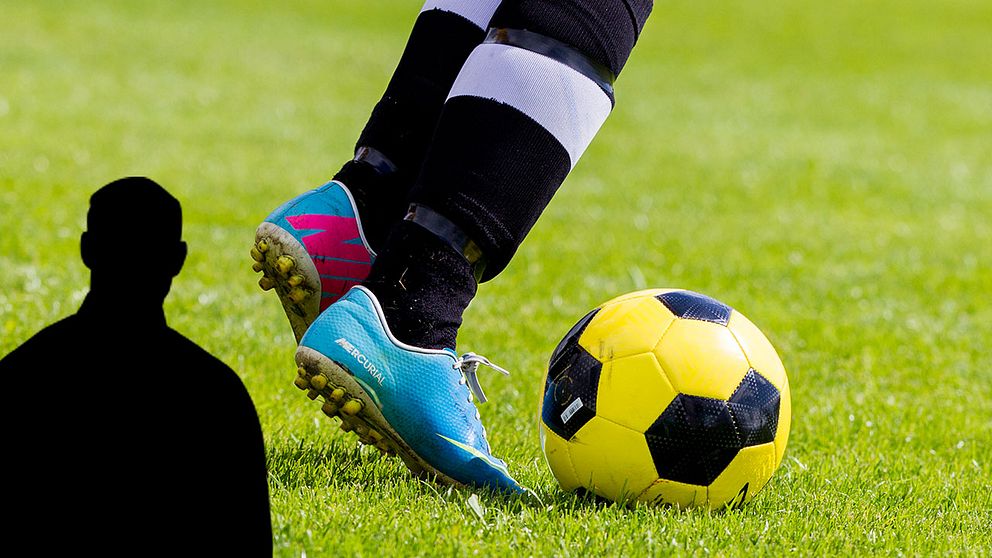 En bild på ett par ben och en fotboll, siluetten av en man infälld i bild.