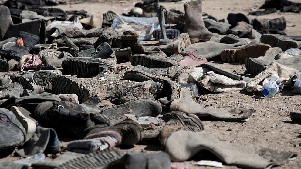 Slitna skor som lämnats efter en livsfarlig flykt från miljonstaden Mosul.