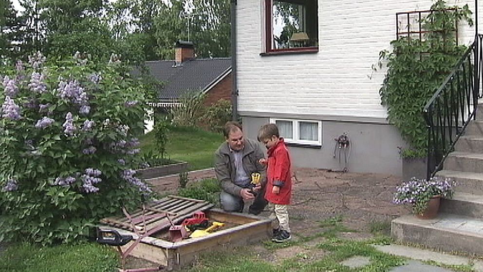 Erik, 5 år, med sin pappa Rober Danielsson.
