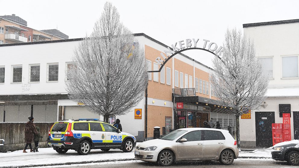 Polisbil parkerad vid Rinkeby torg.