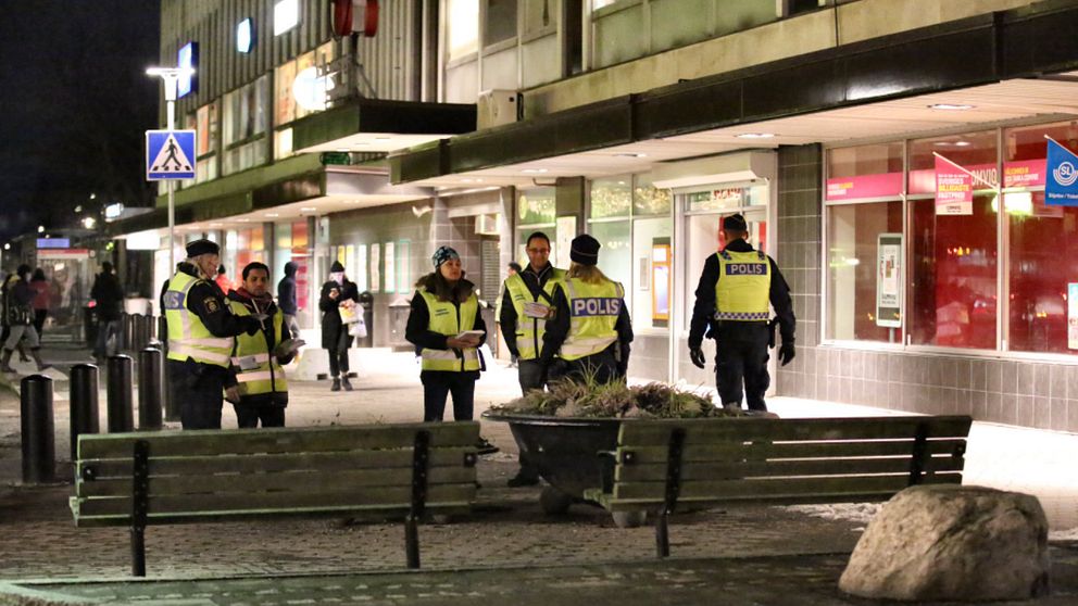 Poliser vid Hallonbergen centrum.