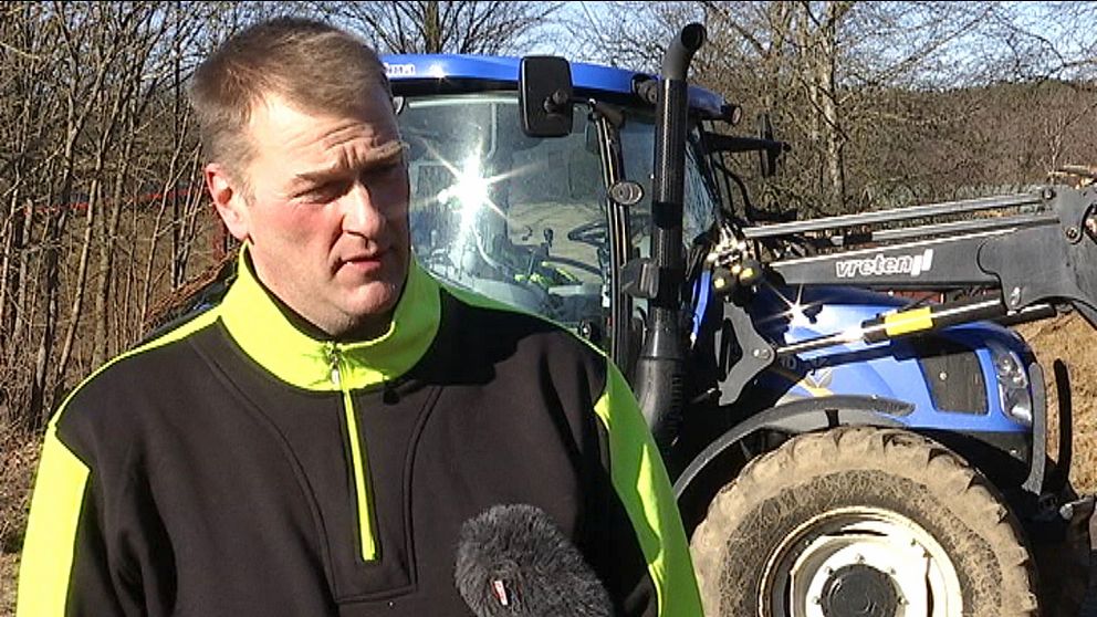 Kjell Eklund i Ölmstad stoppade inbrottstjuvarna genom att parkera sin traktor över vägen.