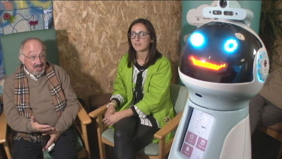 Andre Antunes och ingenjören Ana Santos tillsammans med roboten Hugo.