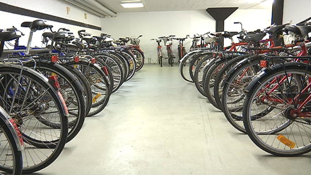 Omhändertagna men inte uthämtade cyklar i polisens förråd skickas till en auktionsfirma, som säljer dem på nätet.