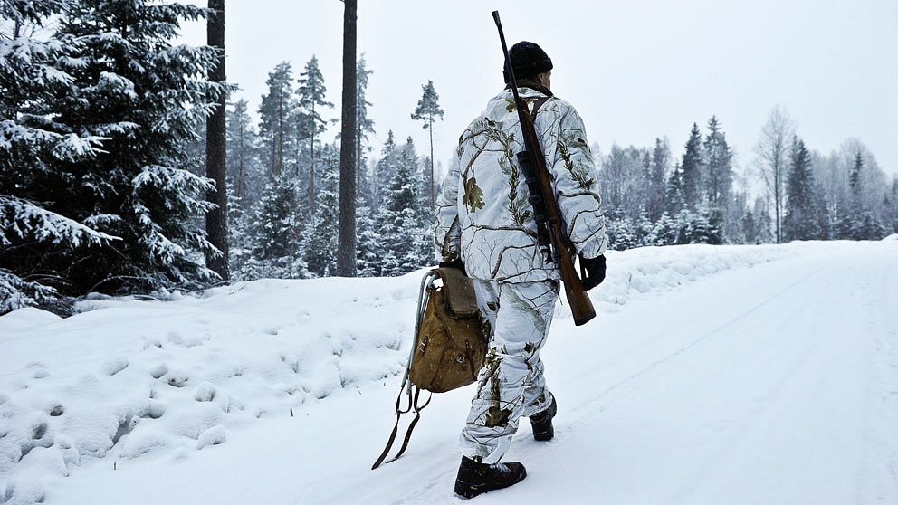 Jägare i vinterlandskap