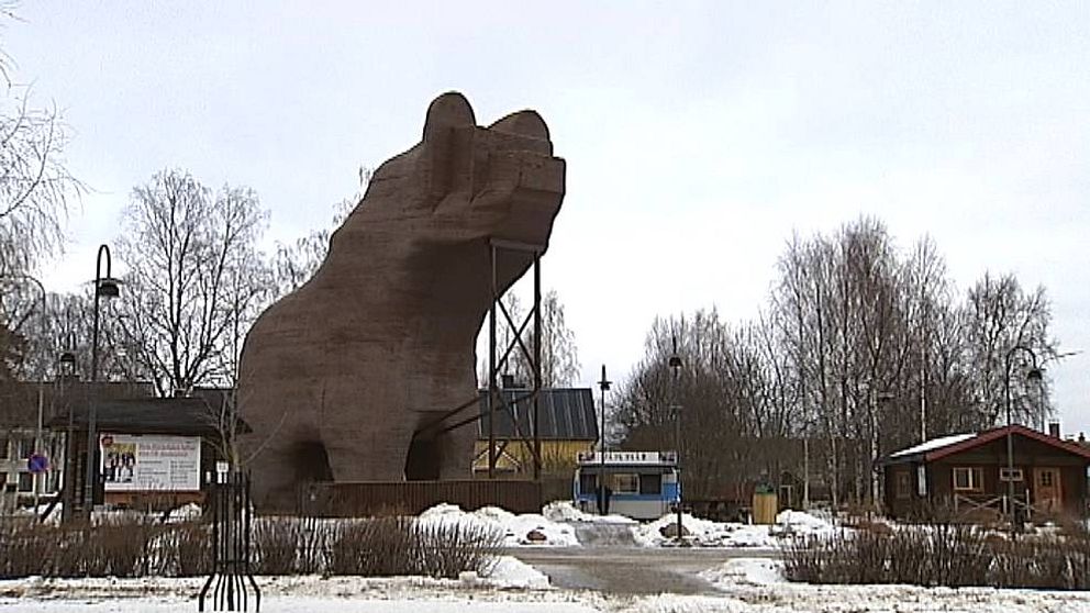träskulptur i form av en björn, ståendes mitt i Sveg