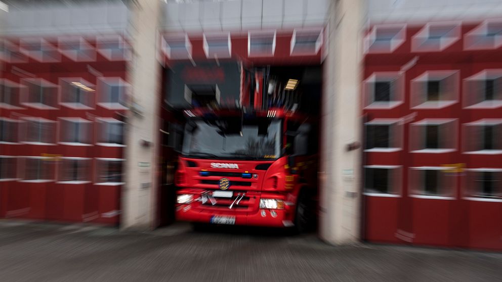 Brand i flerfamiljshus – flera evakuerade med stegar