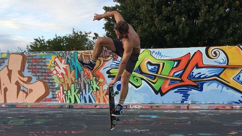 Philip Andersson åker skateboard