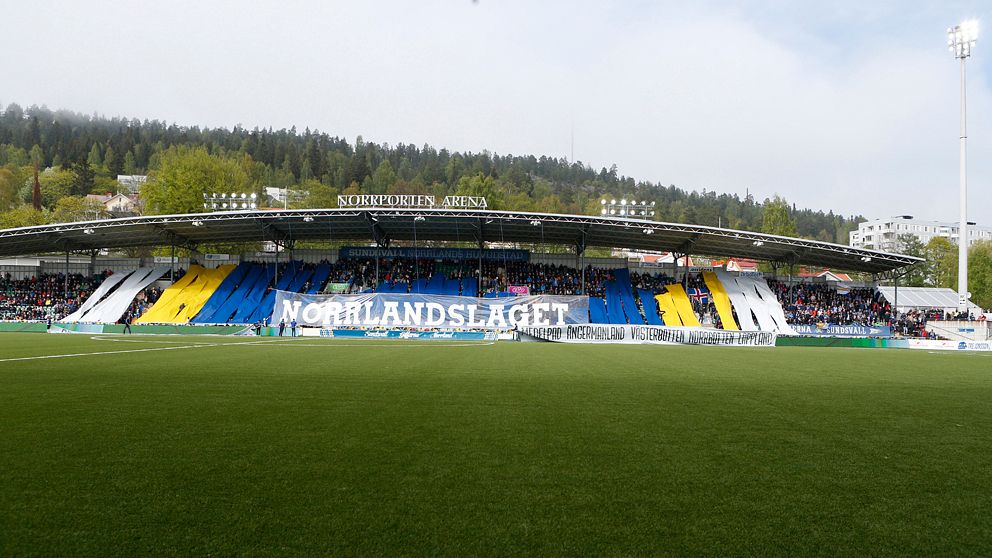 Norrporten arena syns, tillsammans med fotbollssupportrar som håller upp en banner där det står Norrlandslaget.