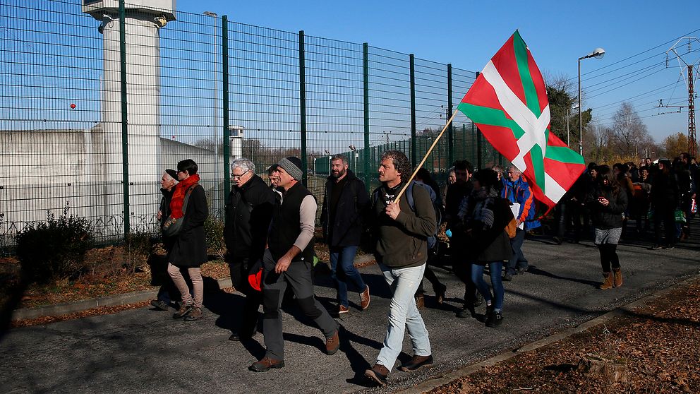 Demonstration i Lannemezan i Frankrike till stöd för baskiska fångar i spanska och franska fängelser. Flaggan är den baskiska, ikurriña.
