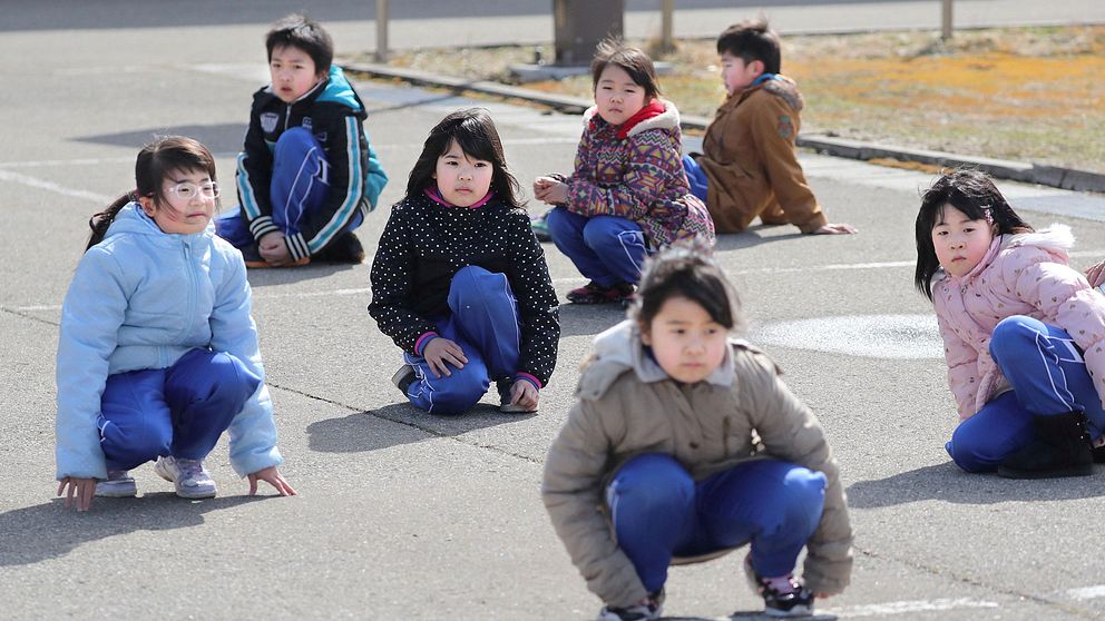 Japanska skolbarn i Oga hukar på gatan under Japans första missilövning någonsin, där civilpersoner övade ett scenario där Nordkorea avfyrar en missil mot landet