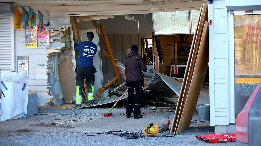 En pizzeria i Knivsta blev utsatt för ett smash-and-grab-försök natten till söndagen.