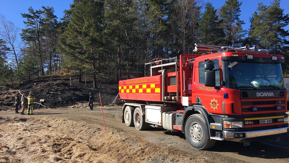 brandbil på plats efter larm om brand i Hölö