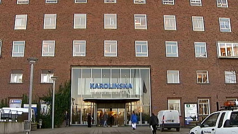 Gamla Karolinska universitetssjukhuset en röd tegelbyggnad med en stor glasentre