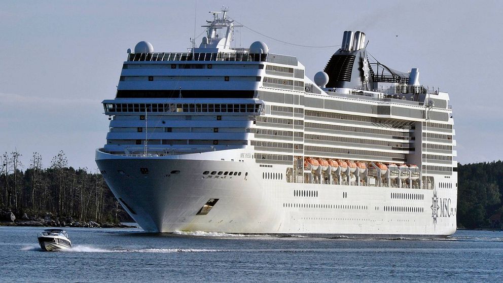 Kryssningsfartyget MSC Poesia passerar i Furusundsleden