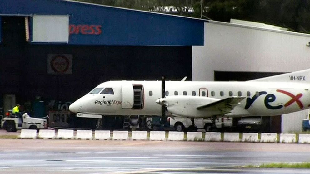 Ett Saab-plan tappade en propeller under inflygningen till Sydneys internationella flygplats.