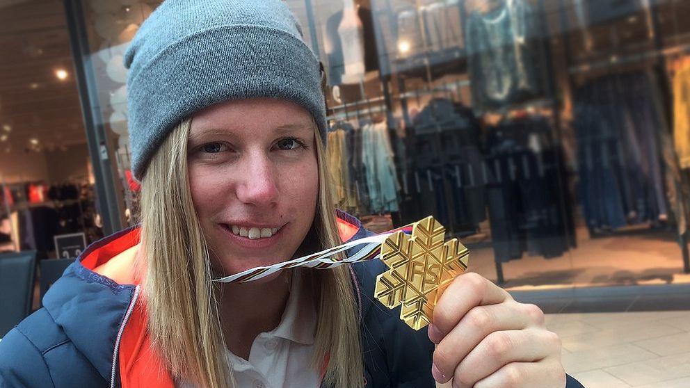 Så ser den ut – guldmedaljen! Sandra Näslund, Kramfors, visar upp sin dyrbara trofén. I VM-tävlingens finallopp ledde hon från start till mål. Nu är hon Skicrossvärldsmästare.