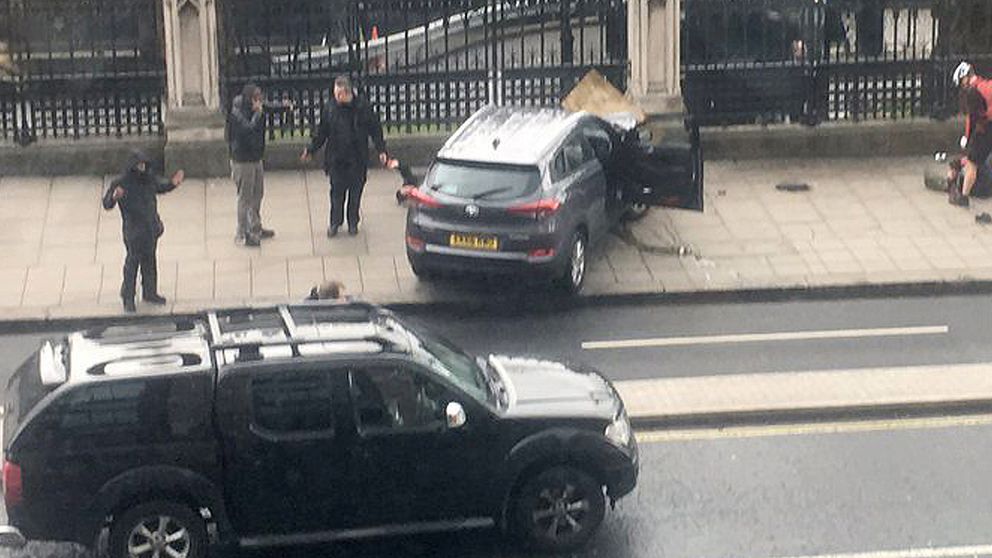 Bilden från en övervakningskamera visar bilen som kraschade mot en grind vid parlamentsbyggnaden.