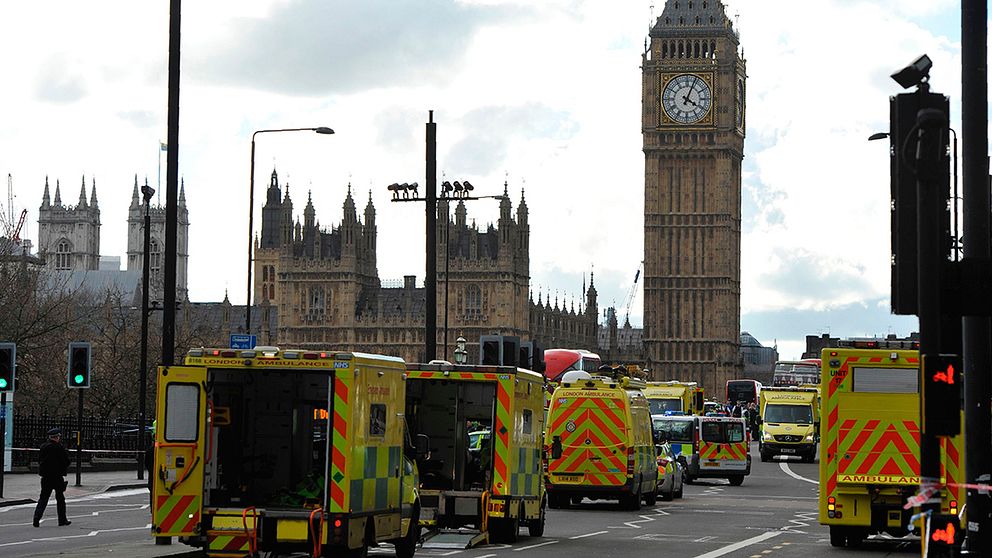 Polisen spärrade av den värlsberömda Westminster Bridge.